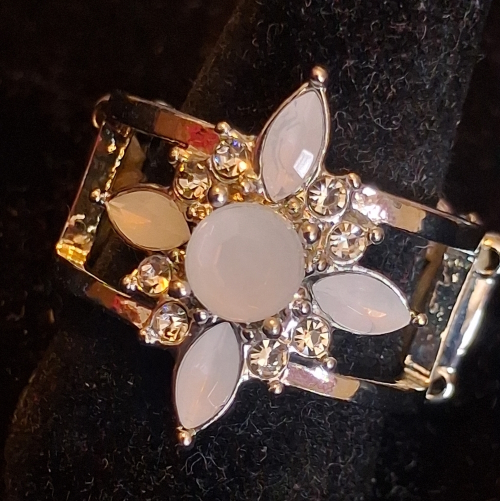 Paparazzi Silvertone White Flower Statement Ring - Elegant Women's Jewelry